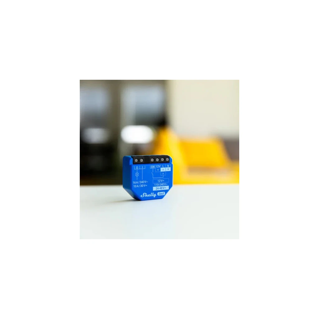 Relé inteligente Shelly 1 Gen3 Wi-Fi Pack de 2 Azul, en uso: vista frontal sobre superficie blanca, terminales y etiqueta