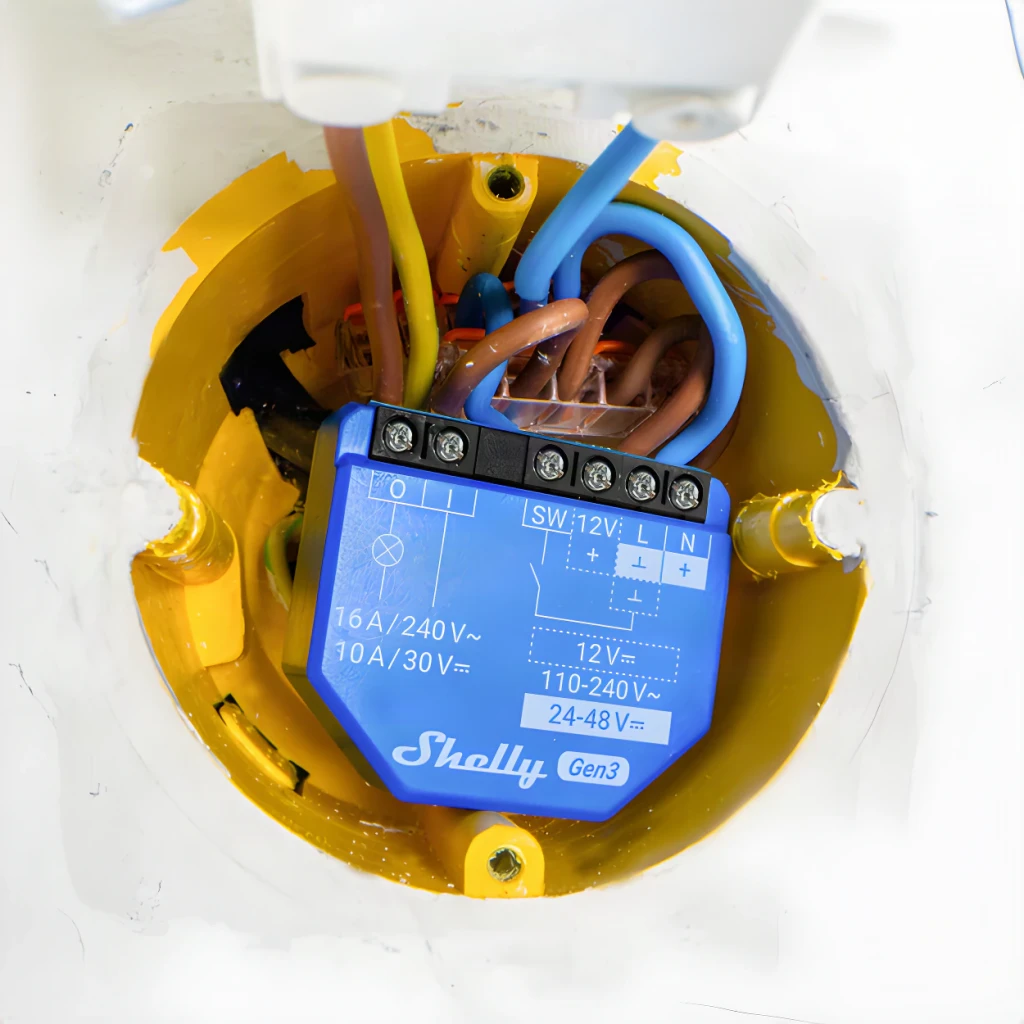 Relais intelligent Shelly 1 Gen3 Bleu Mesure Consommation WiFi + Bluetooth 240V AC, installé dans boîte d'encastrement