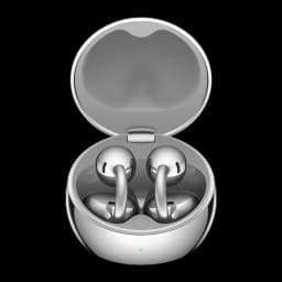 Estojo prateado compacto com dois auriculares open-ear metálicos brilhantes, formato em C, indicador LED frontal verde e interior cinza moldado para encaixe