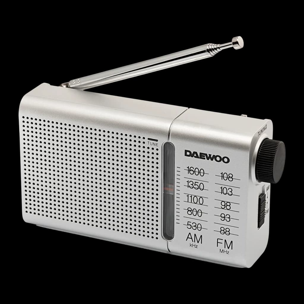 Radio portable Daewoo AM/FM Piles AA Argent DW1037, vue de face: grille perforée, cadran de fréquences AM/FM, bouton