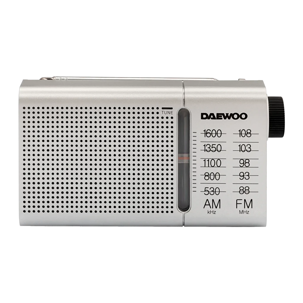 Radio portable Daewoo AM/FM Piles AA Argent DW1037, détail face avant: grille perforée, échelle AM/FM et syntoniseur