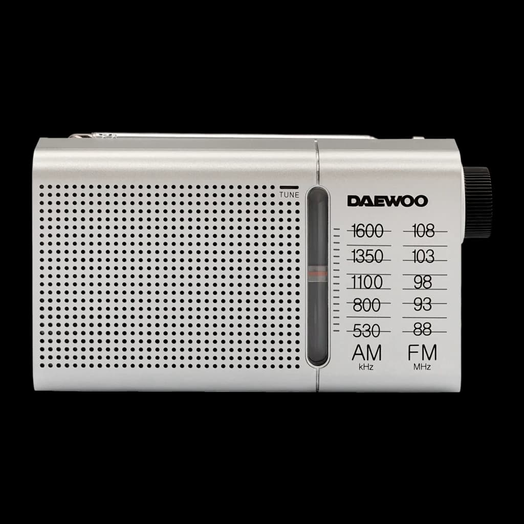 Radio portable Daewoo AM/FM Piles AA Argent DW1037, détail face avant: grille perforée, échelle AM/FM et syntoniseur