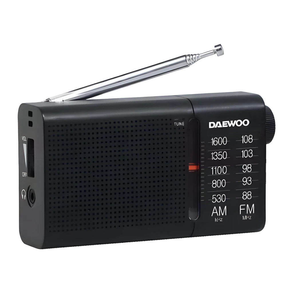 Radio portable Daewoo AM/FM à piles Noir DW1119, vue en angle: grille avant, cadran de fréquences AM/FM, antenne