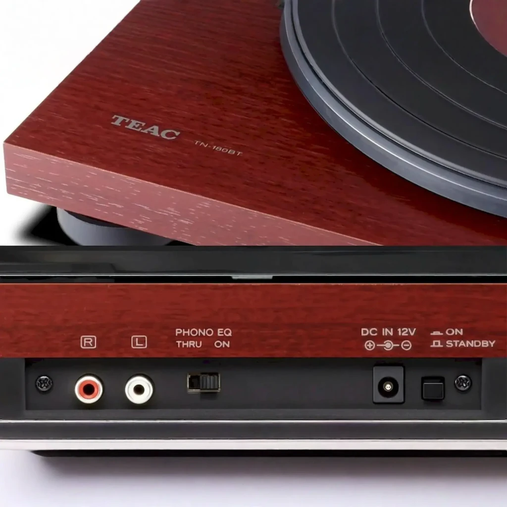 TEAC TN-180BT-A3 cerise, vue de face: couvercle acrylique ouvert, plateau noir et cellule Audio-Technica - Ítem3