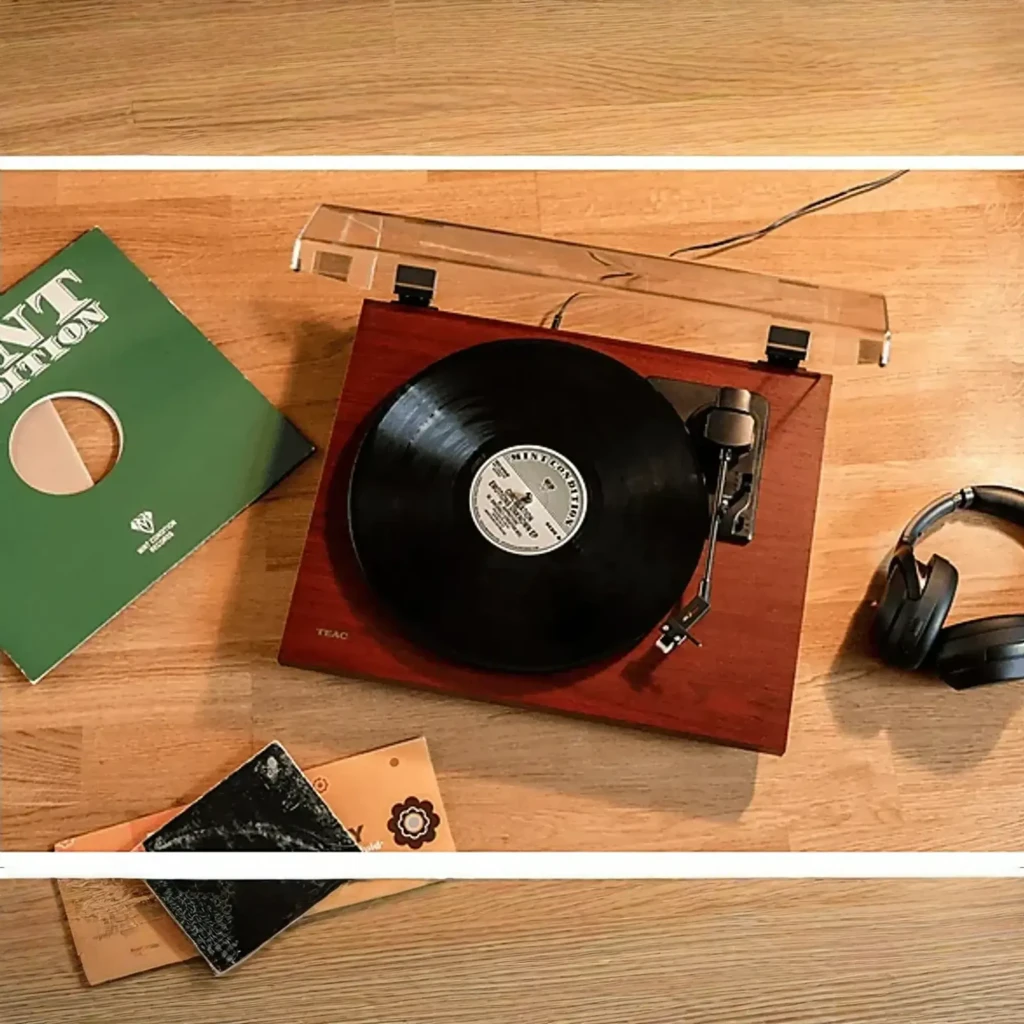 TEAC TN-180BT-A3 cerise, vue de face: couvercle acrylique ouvert, plateau noir et cellule Audio-Technica - Ítem4