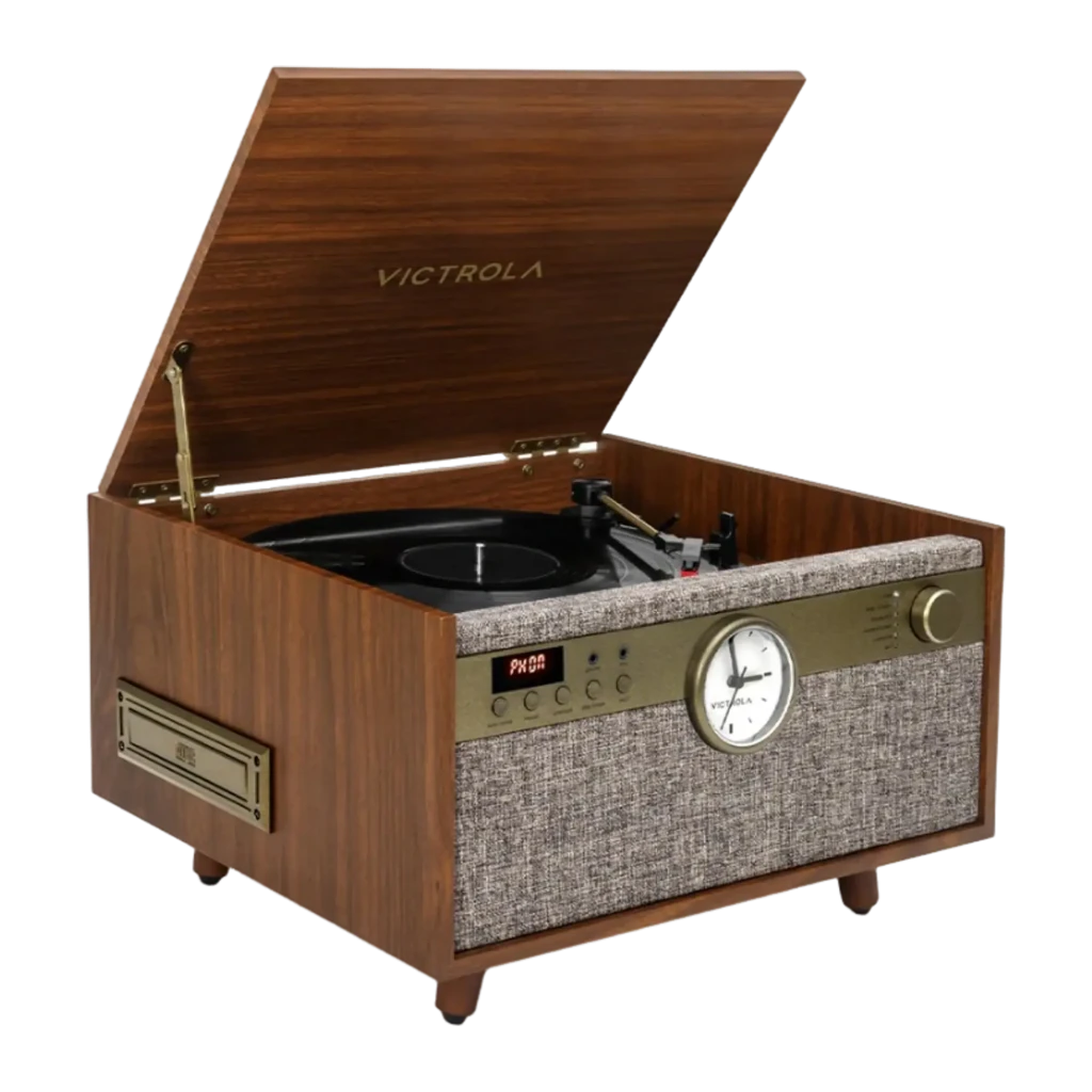 Victrola Century Signature+ Noyer, vue frontale en hauteur : couvercle ouvert montrant le plateau et le bras, lecteur CD visible