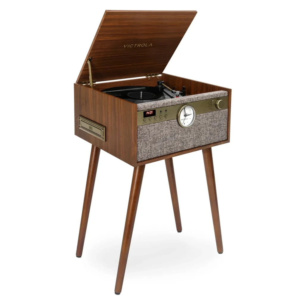 Victrola Century Signature Plus Noyer, vue latérale : couvercle ouvert montrant le plateau tourne-disque, panneau frontal avec grille