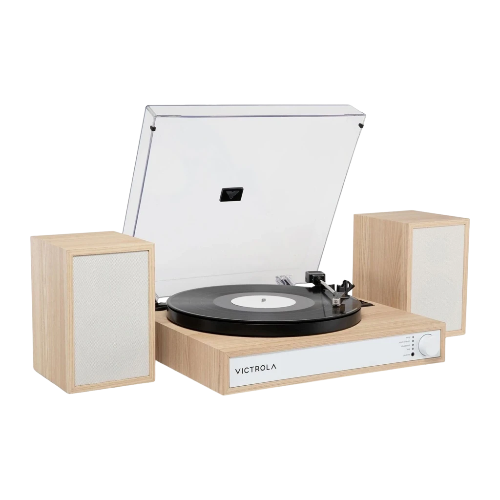 Victrola Harmony Shelf System naturel, vue de face: platine vinyle avec couvercle acrylique ouvert, plateau avec vinyle