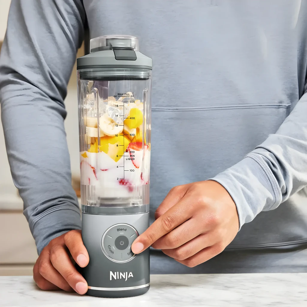 Ninja Blast Max BC251EU 700ml Argent, vue avant: bol transparent avec fruits, base argentée et sélecteur Blend/Crush/Smoothie - Ítem3