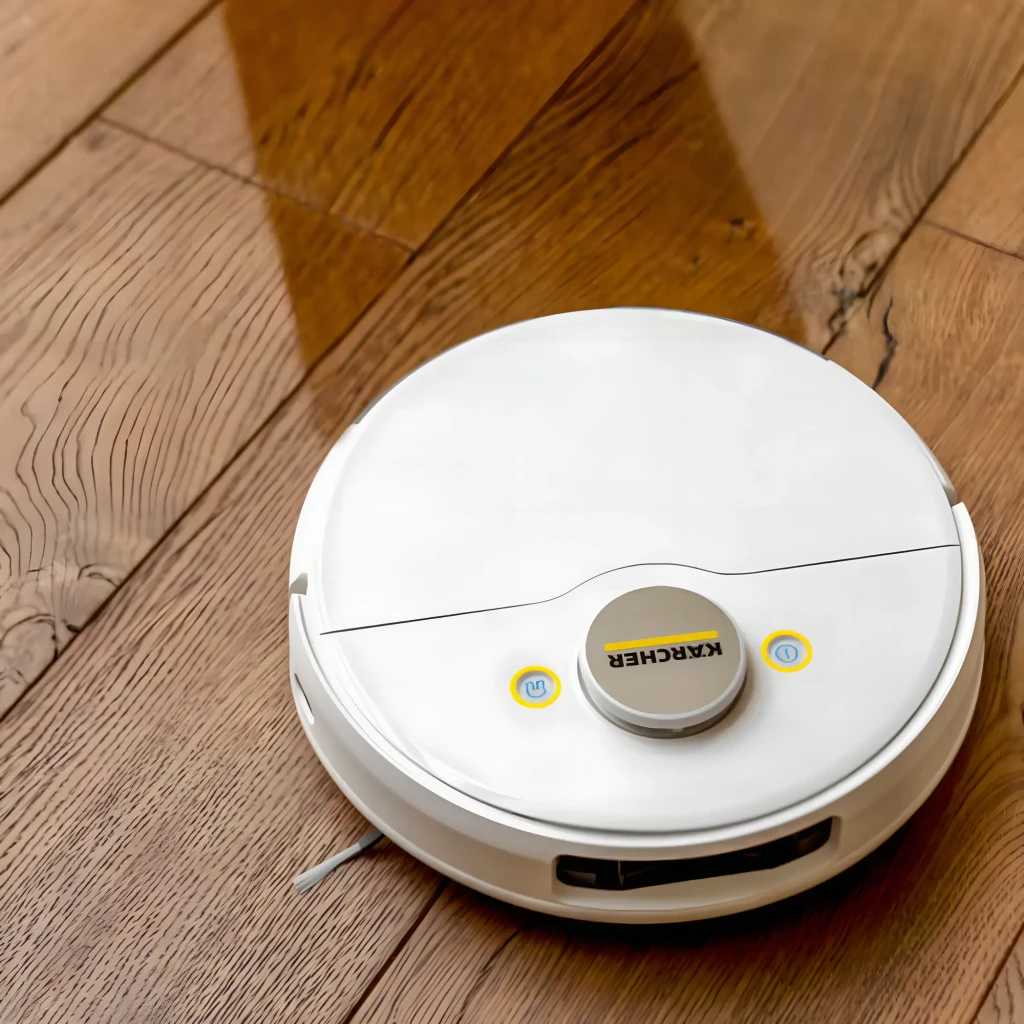 Kärcher Robot Aspirador Blanco, vista superior en ángulo: sensor láser central, botón amarillo y cepillo lateral visibles - Ítem8