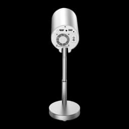 Parte trasera de proyector TS-3 en soporte metálico: puertos HDMI y USB, rejilla de ventilación, altavoz lateral y diseño cilíndrico plateado ajustable