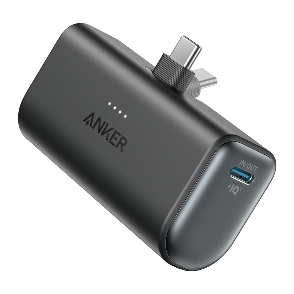 Anker Powerbank Nano 22,5W negro, vista en ángulo: conector USB-C plegable, puerto IN/OUT y 4 LEDs de batería
