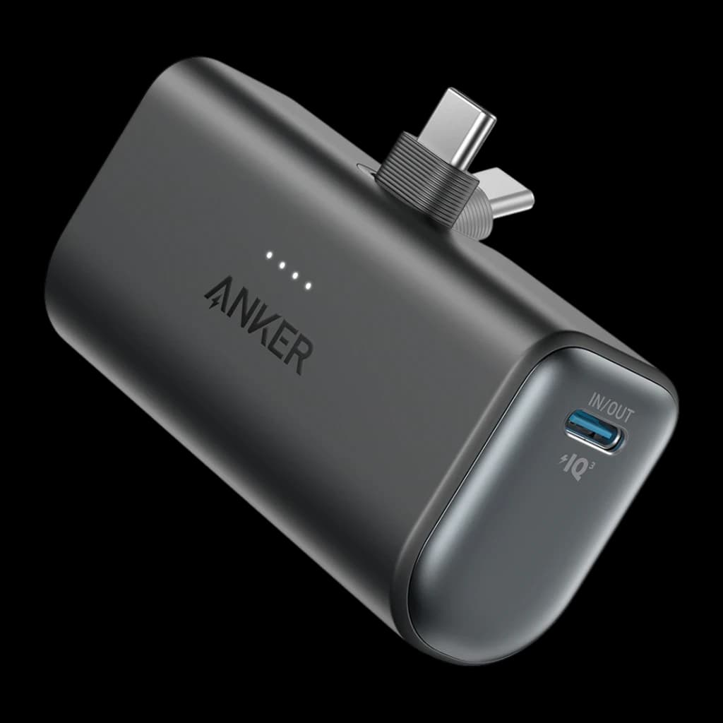 Anker Powerbank Nano 22,5W negro, vista en ángulo: conector USB-C plegable, puerto IN/OUT y 4 LEDs de batería