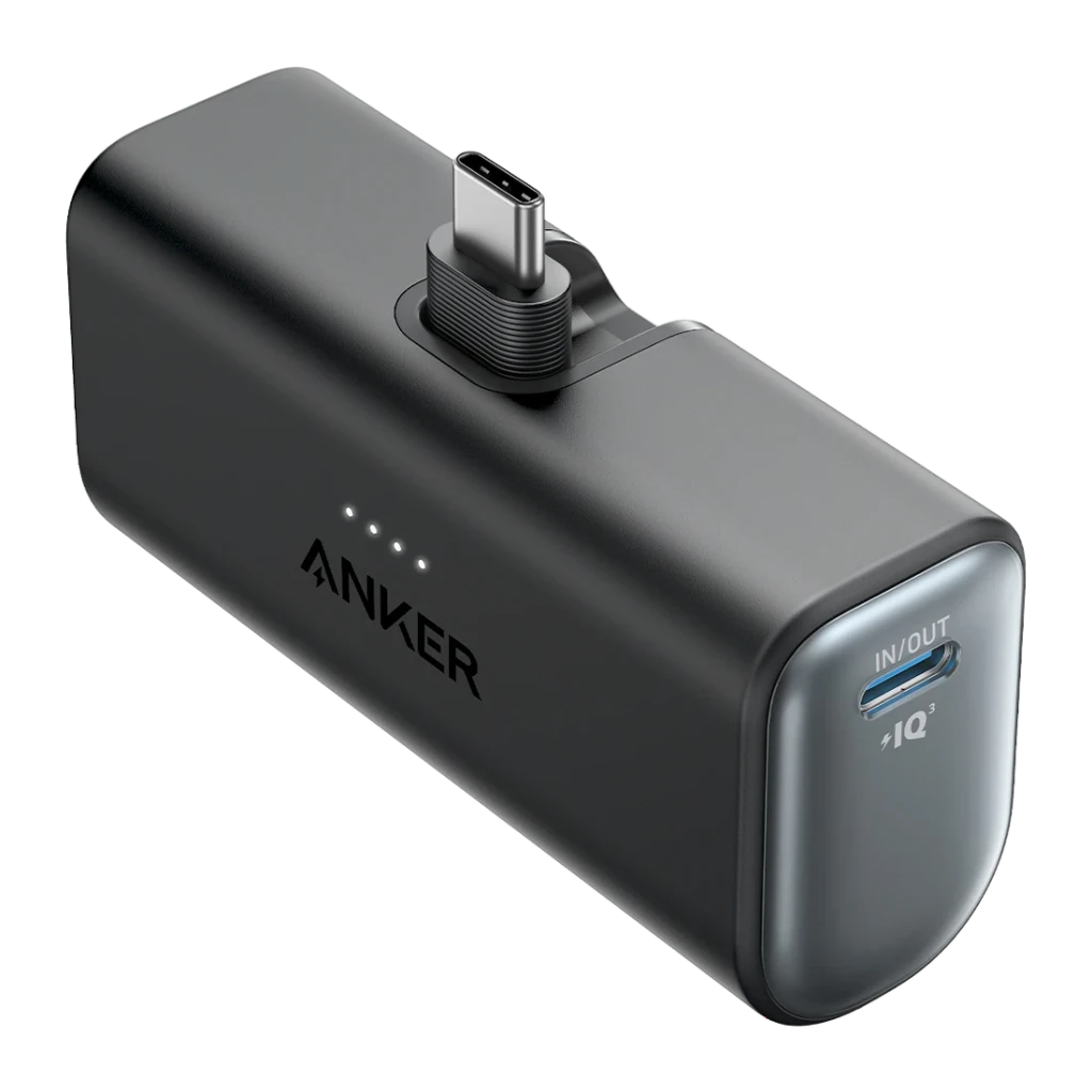 Anker Powerbank Nano 22,5W negro, vista en ángulo: conector USB-C plegable, puerto IN/OUT y 4 LEDs de batería