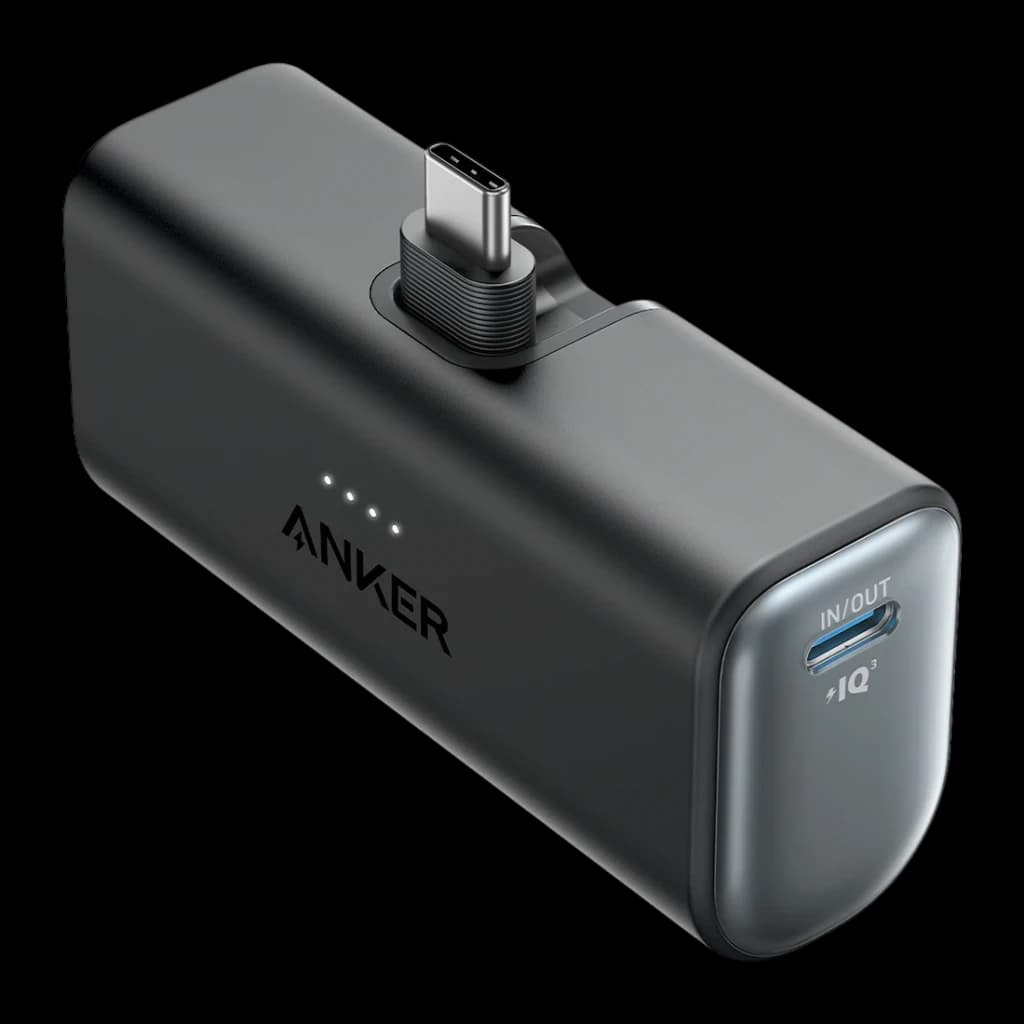 Anker Powerbank Nano 22,5W negro, vista en ángulo: conector USB-C plegable, puerto IN/OUT y 4 LEDs de batería