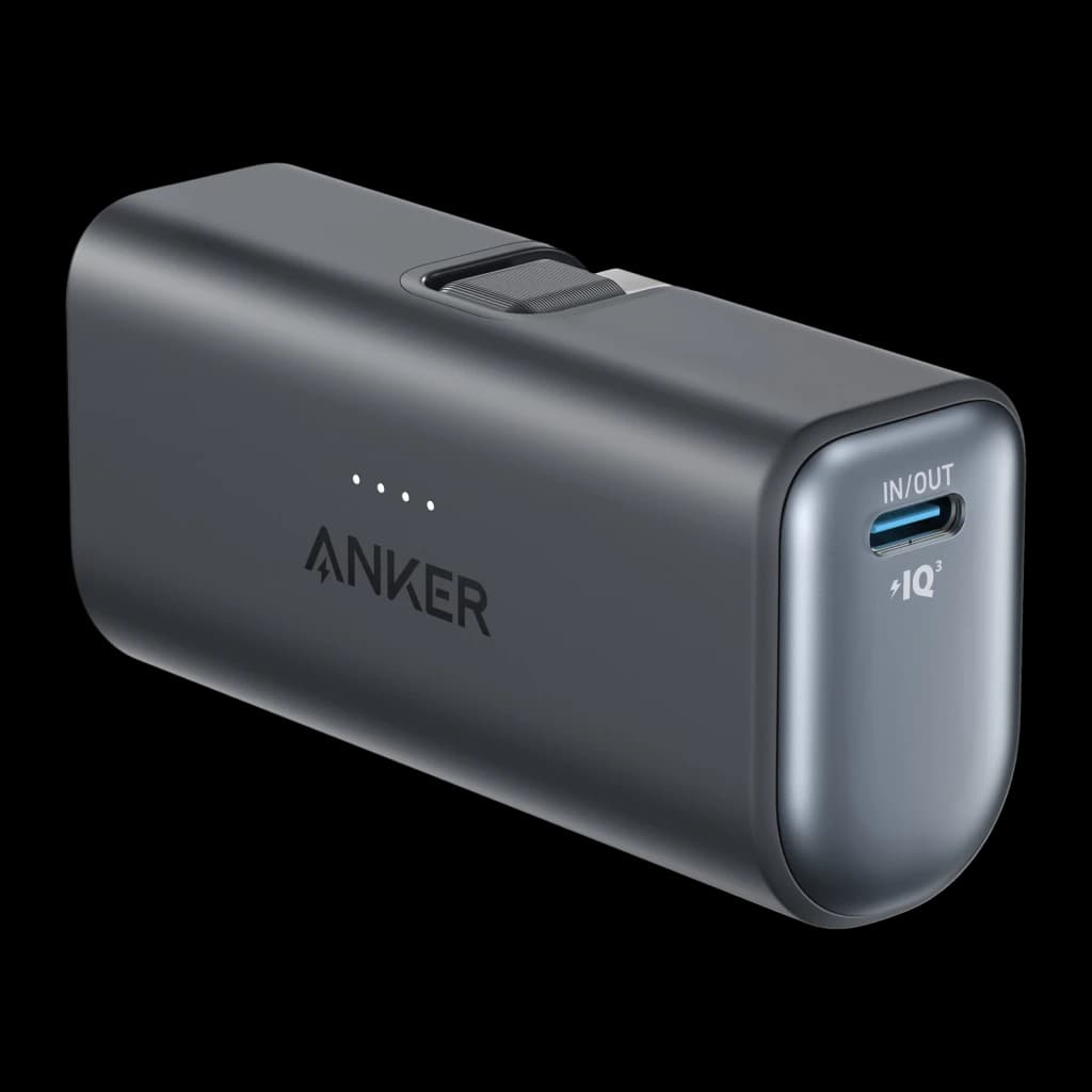 Anker Powerbank Nano 22,5 W negro, vista en ángulo: puerto USB-C IN/OUT con IQ3, indicadores LED y correa superior