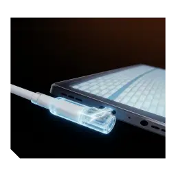 Conector USB-C iluminado aproximando-se de um smartphone cinza com grelha lateral e portas visíveis, destacando detalhamento interno e design futurista