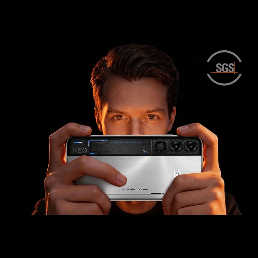 Nubia Neo 5 Max 8GB/256GB Titanium Gold com traseira metálica prateada, módulo triplo de câmeras, detalhes em azul e gatilhos Neo Triggers 5.0