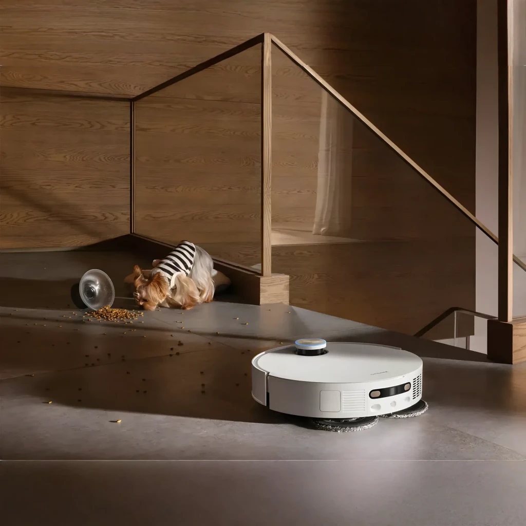 Dreame Robot X50 Ultra Branco, vista frontal em ângulo: robô acoplado à base com anel LiDAR azul e módulo de câmeras AI - Item7