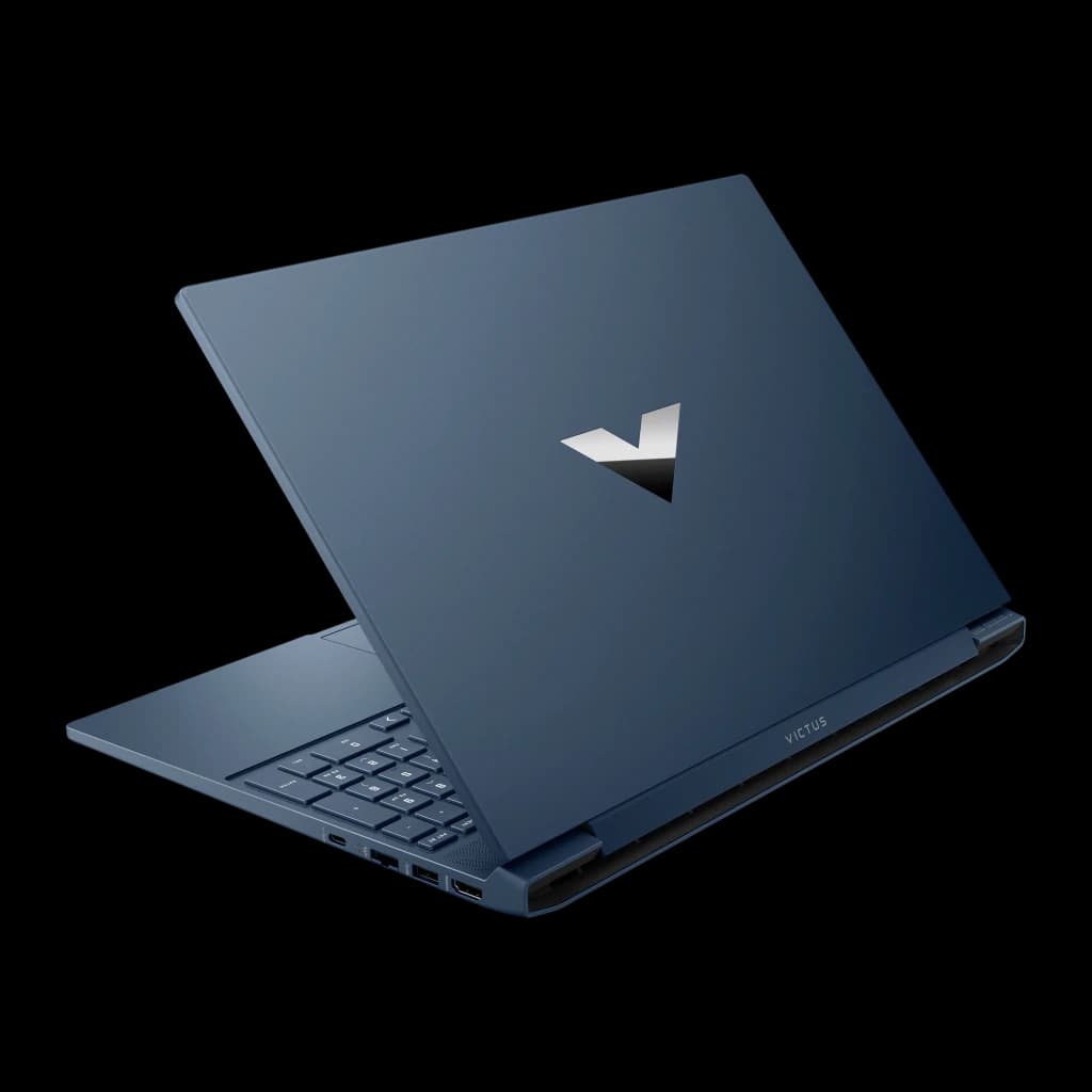 HP Victus Gaming I7 1TB Bleu intense, vue arrière en angle: couvercle bleu avec logo V argenté et ports latéraux visibles