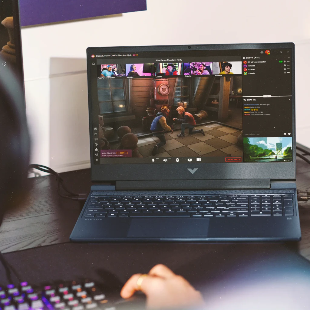 HP Victus Gaming I7 1TB Azul intenso, vista frontal: ecrã com Hi-Fi Rush e Game Pass, teclado e logótipo V central - Item3