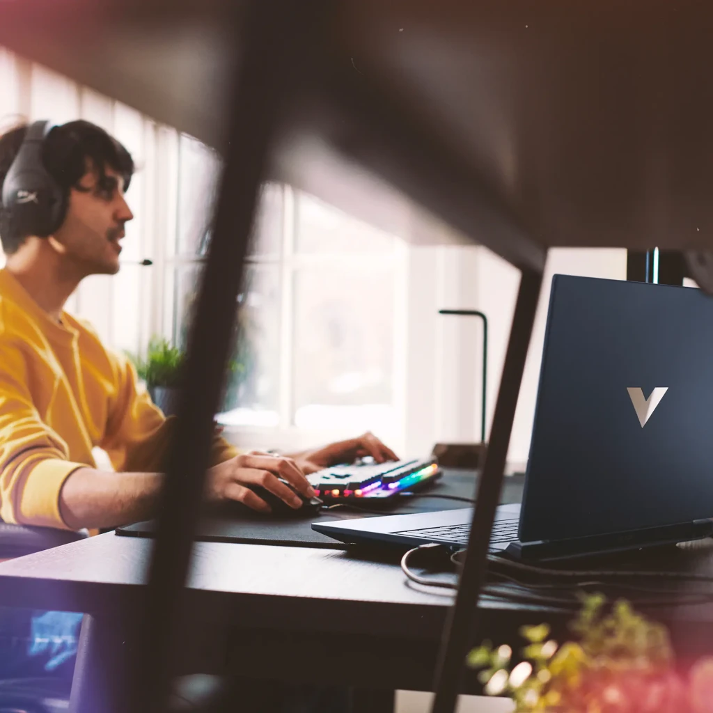 HP Victus Gaming I7 1TB Azul intenso, vista frontal: ecrã com Hi-Fi Rush e Game Pass, teclado e logótipo V central - Item4