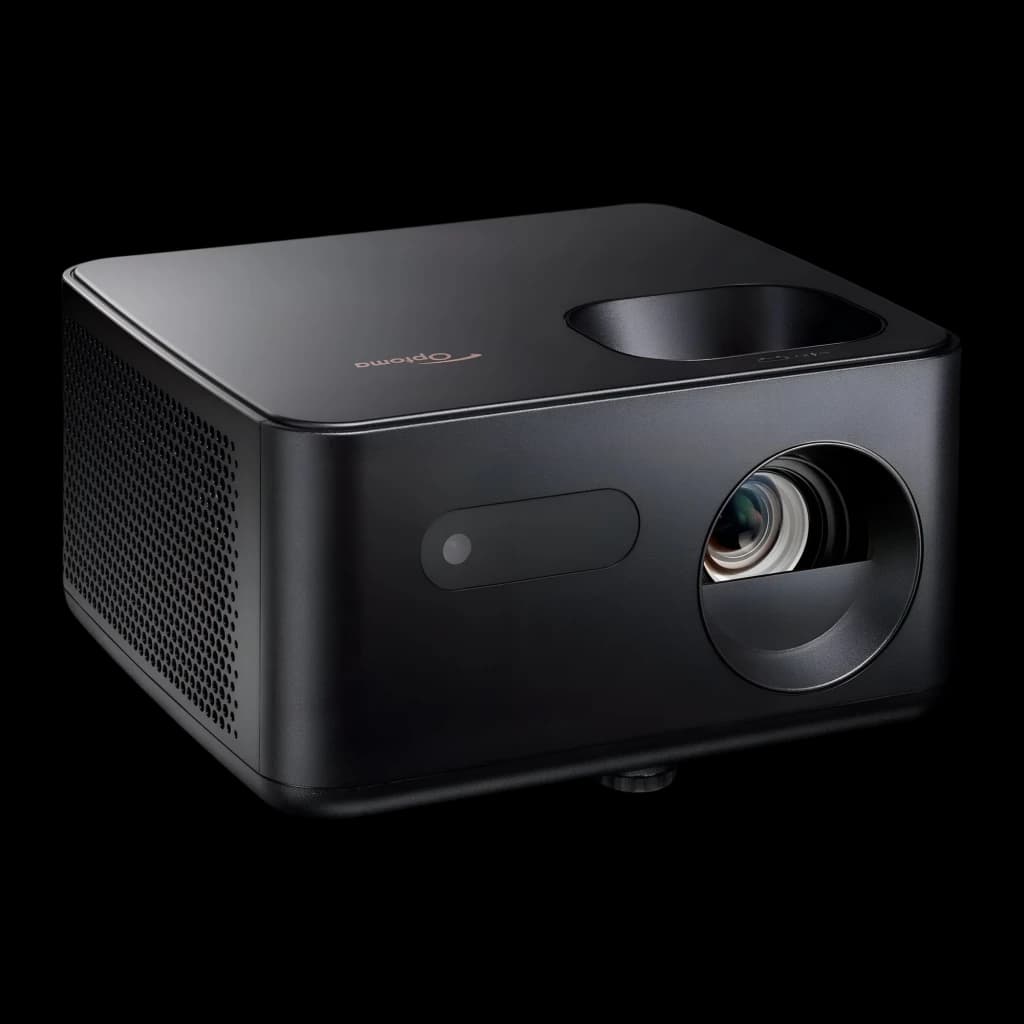 Optoma Photon Life PH31 1080p noir, vue avant-latérale haute: objectif, grille de ventilation et logo Optoma sur le dessus