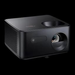 Optoma Photon Life PH31 1080p noir, vue avant-latérale haute: objectif, grille de ventilation et logo Optoma sur le dessus