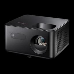 Optoma Photon Life PH31 1080p noir, vue avant-latérale avec panneau supérieur: objectif, logo Optoma sur le couvercle