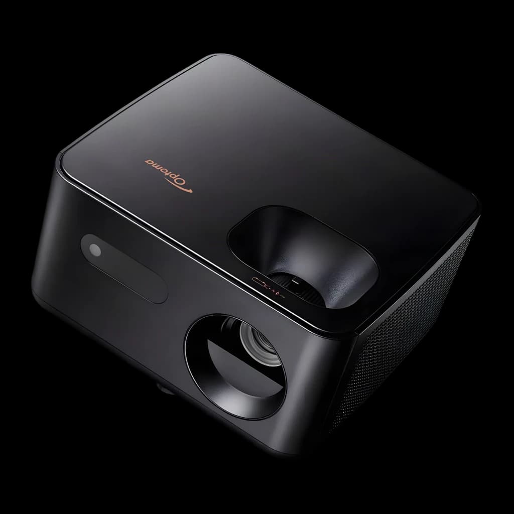 Optoma Photon Life PH31 1080p noir, vue supérieure en angle: objectif frontal, grille latérale et logo doré sur le dessus