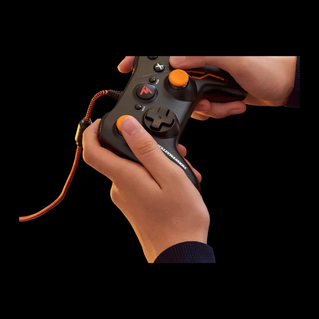 Thrustmaster Gamepad GP XID PRO eSport Edition negro, en uso: dos manos sujetando el mando, sticks y cruceta naranjas