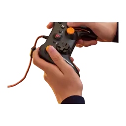 Thrustmaster Gamepad GP XID PRO eSport Edition negro, en uso: dos manos sujetando el mando, sticks y cruceta naranjas