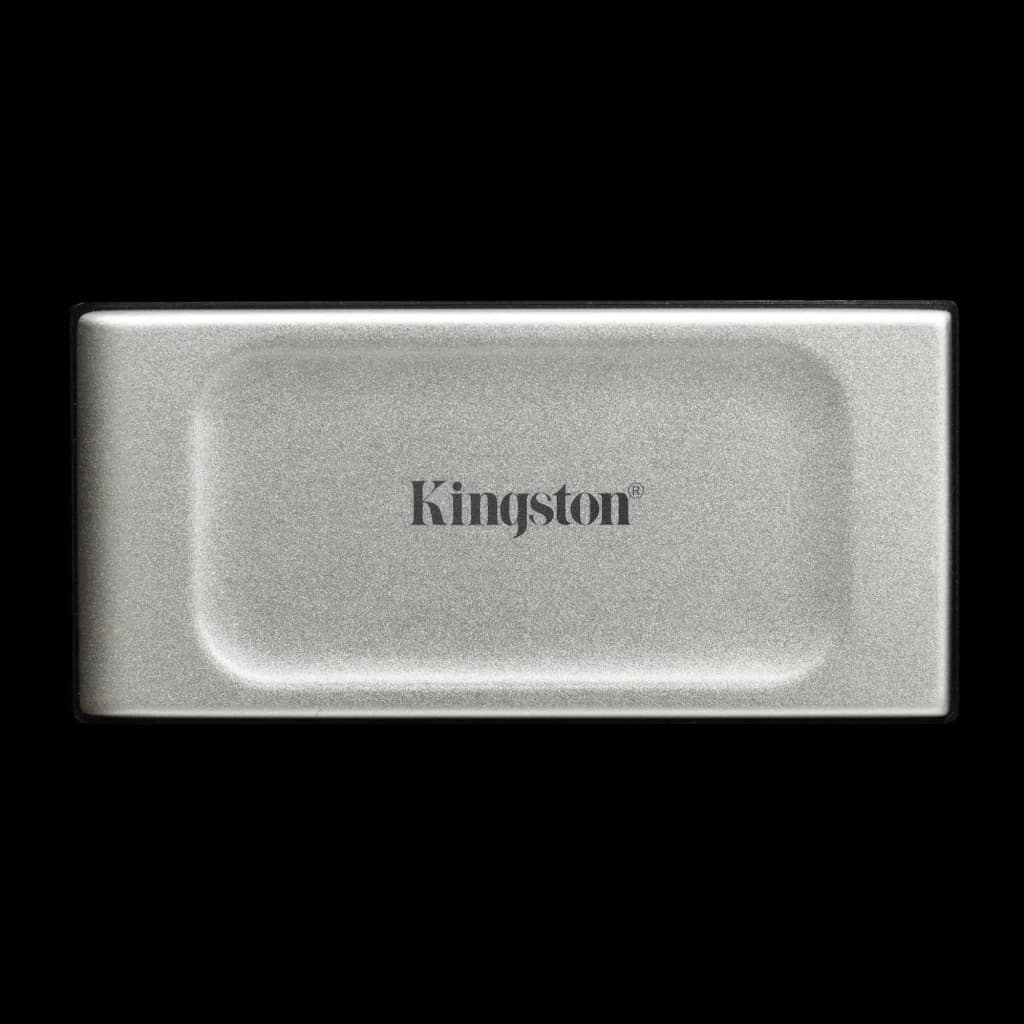 Kingston XS2000 2TB preto prata, vista frontal: carcaça prateada texturizada com logótipo Kingston centrado