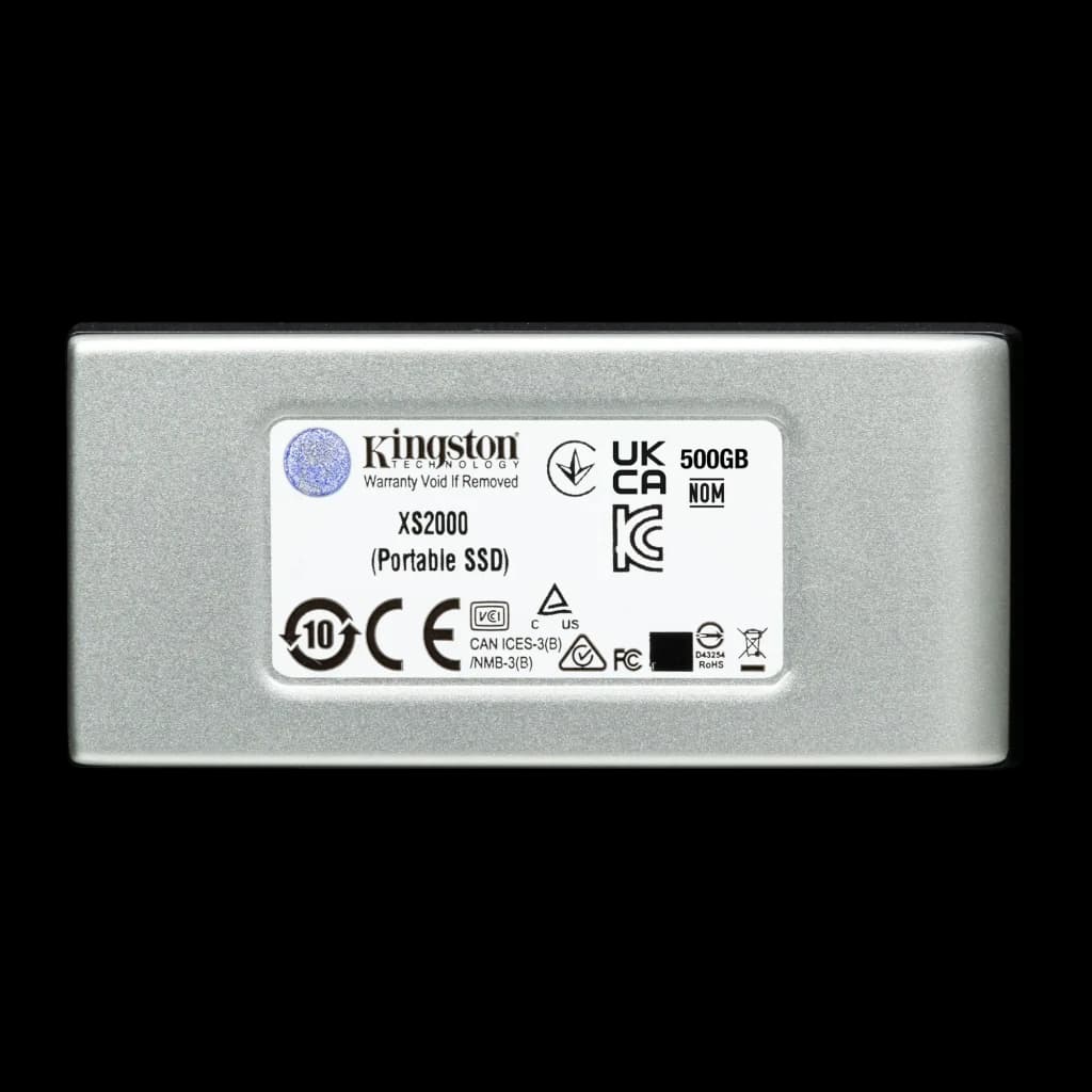 Kingston XS2000 2TB preto prata, vista traseira: etiqueta com modelo XS2000, certificações e carcaça prateada