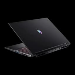 Acer Nitro V 16 AI ANV16-42 1TB Noir, vue arrière en angle: couvercle avec logo RGB, ports latéraux et grilles de ventilation