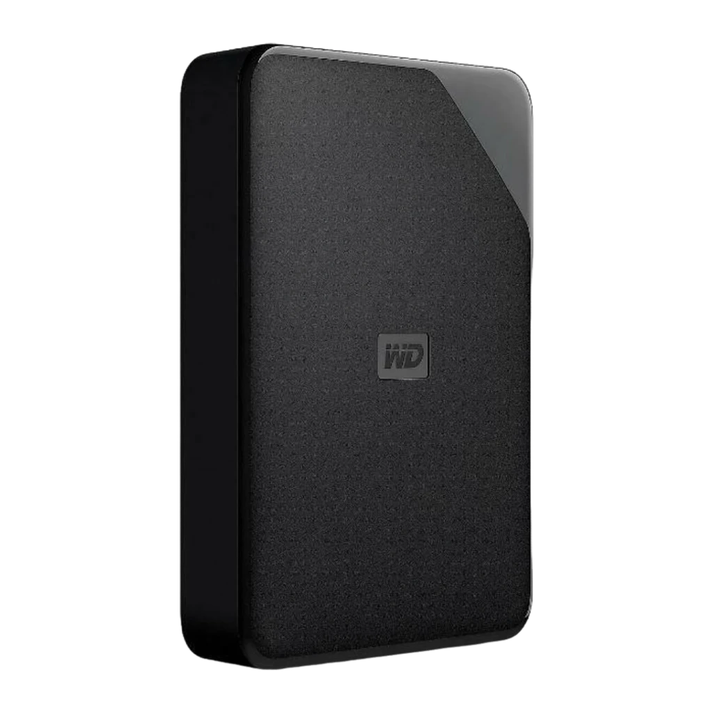 WD Elements SE WDBJRT0050BBK 5TB preto, vista em ângulo: textura mate na face frontal, lateral e espessura do disco visíveis