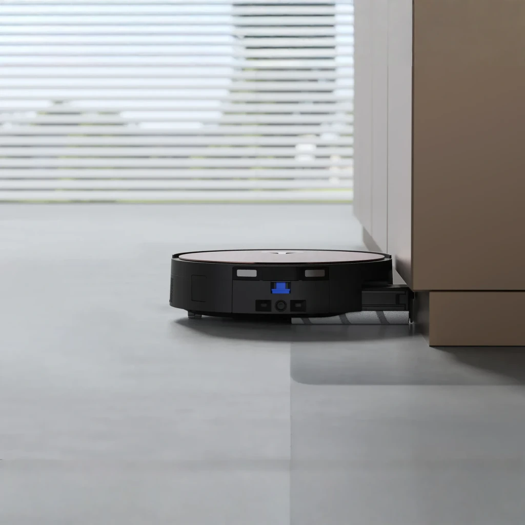 Ecovacs Deebot X11 Omnicyclone preto, vista frontal na base: robô na estação com depósito interior e acento azul visíveis - Item7