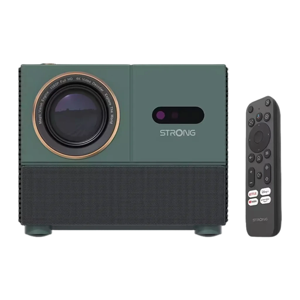 Strong Projecteur Mira 1 FHD 8GB Vert, vue en angle: objectif avec anneau doré, grille latérale et logo STRONG - Ítem2