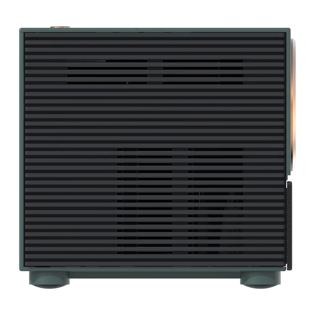 Strong Projecteur Mira 1 FHD 8GB Vert, vue en angle: objectif avec anneau doré, grille latérale et logo STRONG - Ítem1