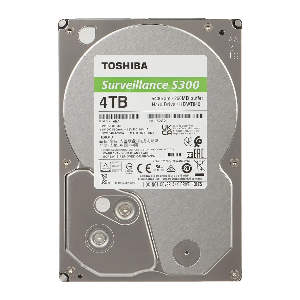 Toshiba S300 Surveillance 4TB, vue de face en angle: étiquette avec logo, icône œil et capacité 4TB visibles - Ítem1
