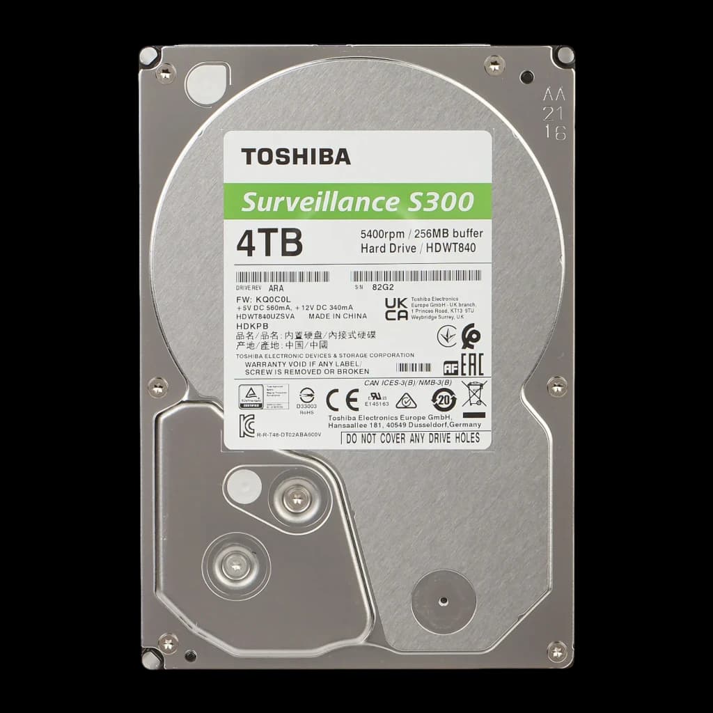 Toshiba S300 Surveillance 4TB, vista frontal plana: etiqueta técnica com 5400rpm, buffer 256MB e certificações