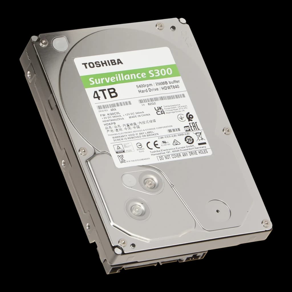 Toshiba S300 Surveillance 4TB, vista lateral em ângulo: carcaça metálica, conector SATA e etiqueta técnica visíveis
