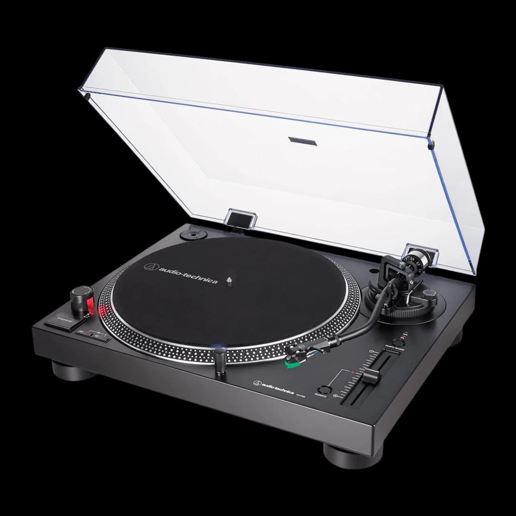 Audio-Technica AT-LP120X noir, vue en perspective: couvercle acrylique ouvert, plateau avec tapis et bras avec cellule