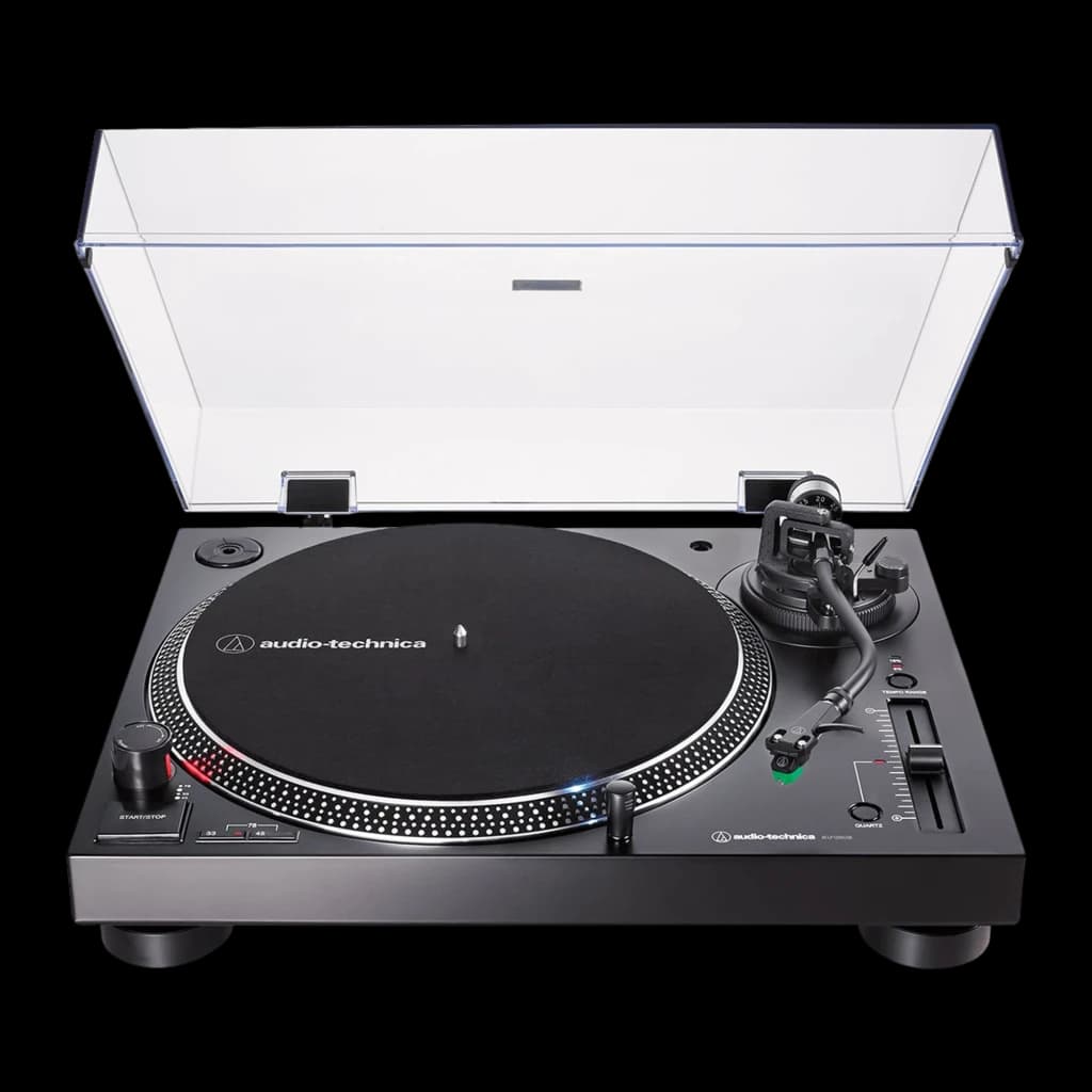 Audio-Technica AT-LP120X noir, vue frontale en hauteur: couvercle ouvert, plateau éclairé, bouton START/STOP et sélecteur