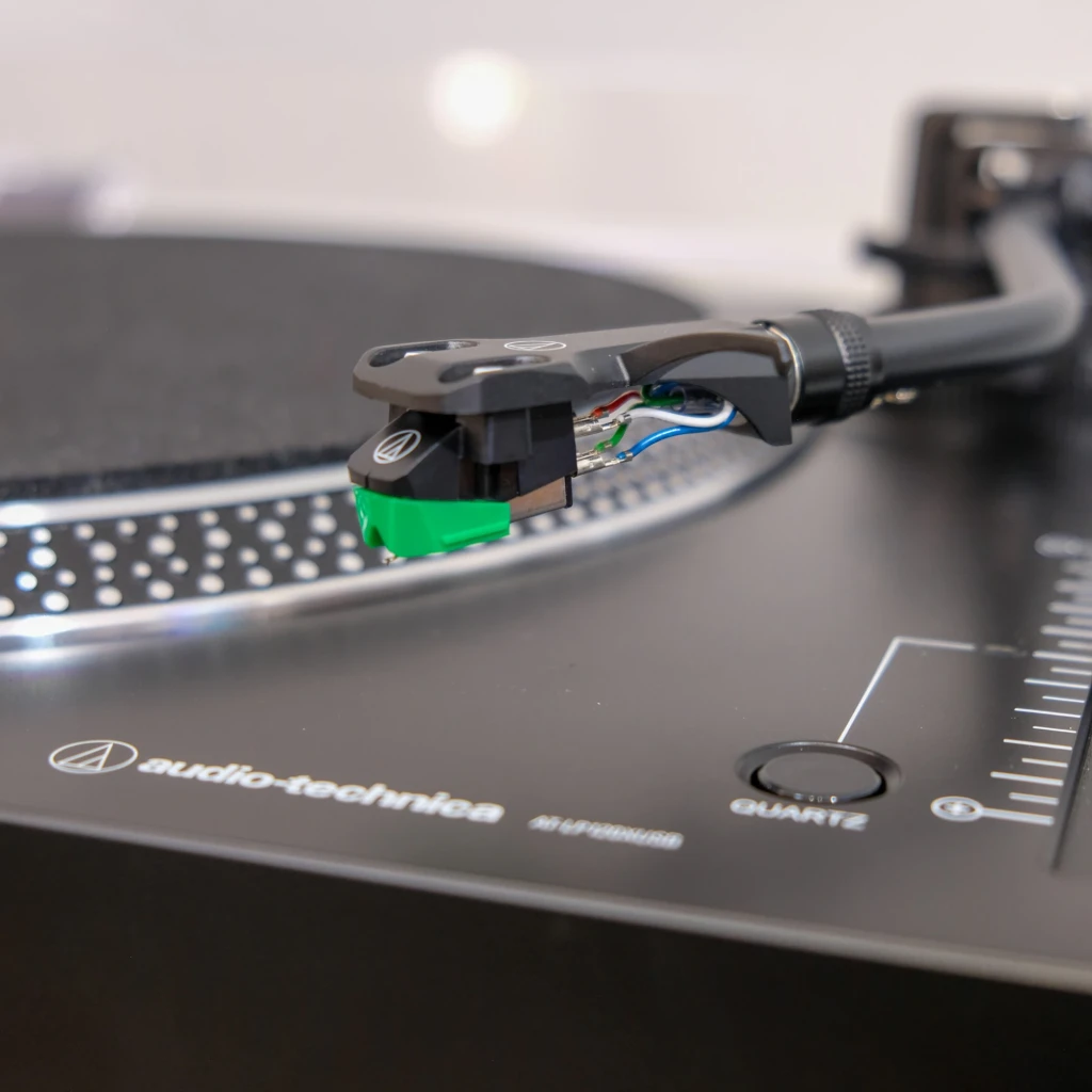 Audio-Technica AT-LP120X noir, vue en perspective: couvercle acrylique ouvert, plateau avec tapis et bras avec cellule - Ítem4