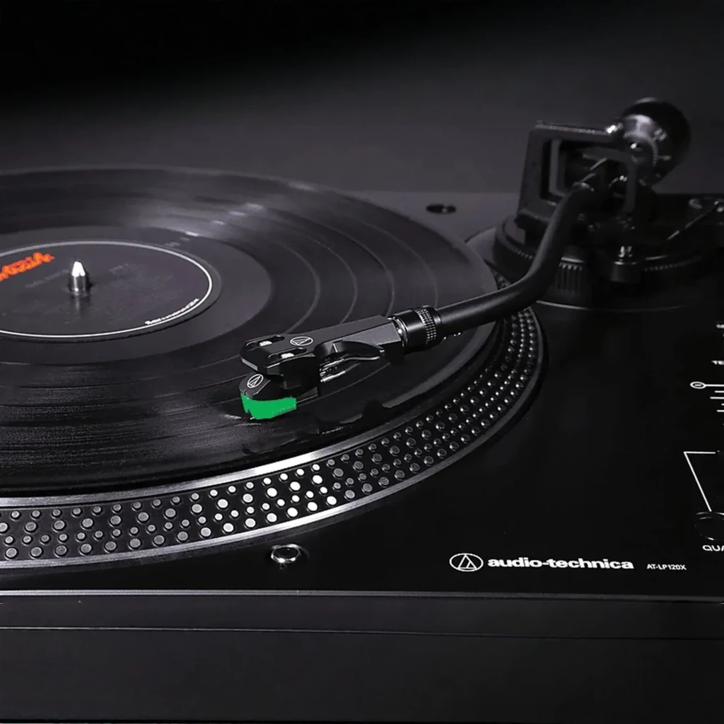 Audio-Technica AT-LP120X noir, vue en perspective: couvercle acrylique ouvert, plateau avec tapis et bras avec cellule - Ítem3