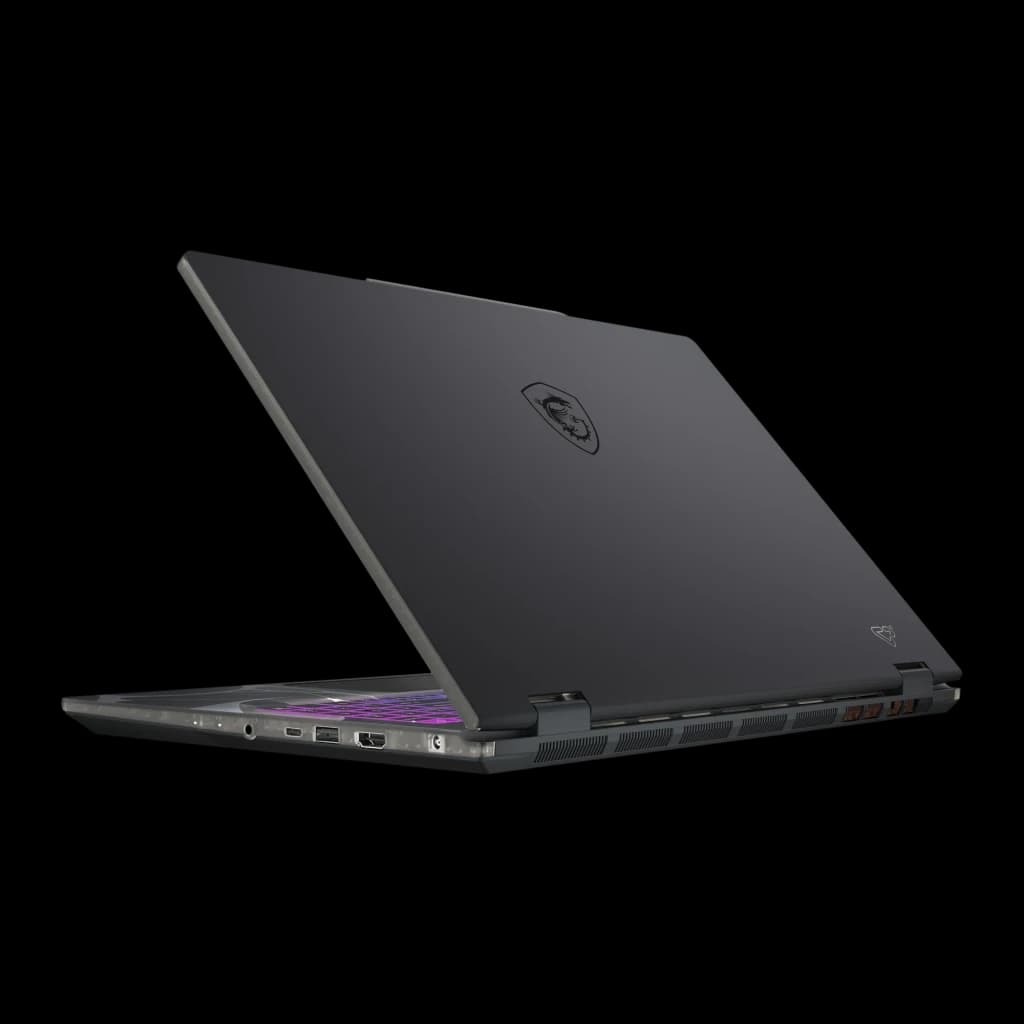 MSI Cyborg A15 1TB negro, vista trasera en ángulo: tapa con logo MSI grabado, puertos laterales y teclado RGB violeta visible