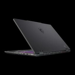 MSI Cyborg A15 1TB negro, vista trasera en ángulo: tapa con logo MSI grabado, puertos laterales y teclado RGB violeta visible