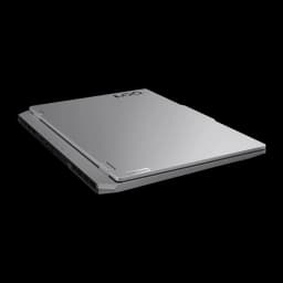 Lenovo LOQ 15IRX10 1TB Gris, vue arrière supérieure: couvercle fermé avec logo LOQ, grilles de ventilation latérales