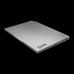 Lenovo LOQ 15IRX10 1TB Gris, vue inférieure 3/4: base fermée avec logo LOQ inversé, ports USB et jack sur le côté